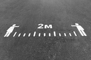  Asfalt yolda, asfalt yolda 2 metre sosyal mesafe tabelası
