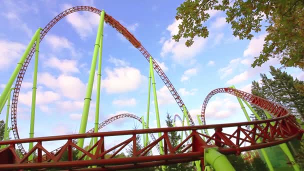 Roller Coaster Loops Ride Persone Nei Carrelli — Video Stock