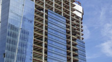 Bir modern yüksek katlı kentsel ofis ve konut bir güneşli yaz gününde Bina İnşaatı