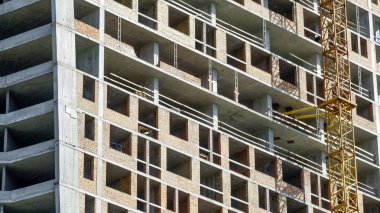 Bir modern yüksek katlı kentsel ofis ve konut bir güneşli yaz gününde Bina İnşaatı