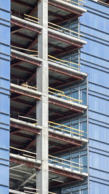 Bir modern yüksek katlı kentsel ofis ve konut bir güneşli yaz gününde Bina İnşaatı