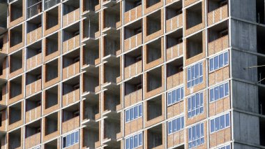 Bir modern yüksek katlı kentsel ofis ve konut bir güneşli yaz gününde Bina İnşaatı