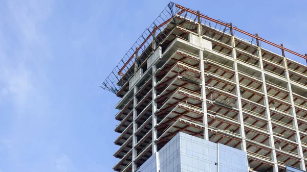 Výstavba Moderní Výškové Městské Kancelářské Obytné Budovy Slunečného Letního Dne — Stock fotografie