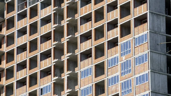 Bir modern yüksek katlı kentsel ofis ve konut bir güneşli yaz gününde Bina İnşaatı