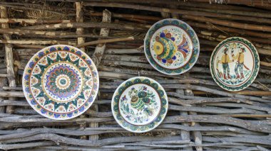 Kil ürünleri el yapımı halk yemekleri, sanat tabak örnekleri Ukraynalı geleneksel üretim