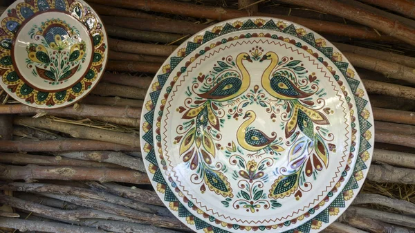 粘土製品手作り民俗料理 アート プレートのサンプルのウクライナの伝統的な生産 — ストック写真