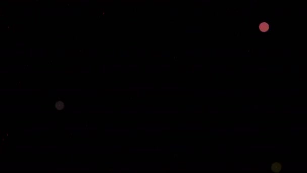 Cinq clips vidéo différents avec une simulation de l'explosion de particules colorées et de leur propagation dans l'espace 