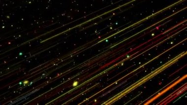 Animasyonlu grafik soyut bilgisayar ekran koruyucu ışınları ve çizgili siyah bir alanda renkli parçacıkları ile