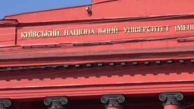 Üniversitenin ana kırmızı binanın orta cephe Shevchenko Ukrayna, Kiev şehir Eylül yakınlaştırma ile 2018 etkisi.
