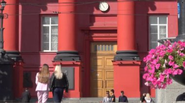 Üniversitenin ana kırmızı binanın orta cephe Shevchenko Ukrayna, Kiev şehir Eylül yakınlaştırma ile 2018 etkisi.