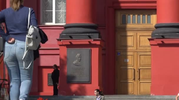 Zentralfassade Des Roten Hauptgebäudes Der Universität Schewtschenko Der Stadt Kiew — Stockvideo