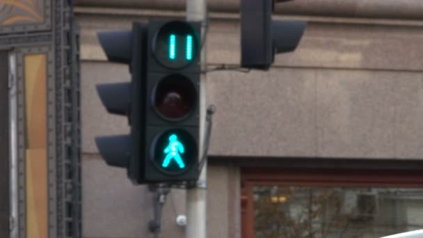 Semáforo Regula Movimiento Automóviles Peatones Ciudad Kiev Ucrania Septiembre 2018 — Vídeos de Stock