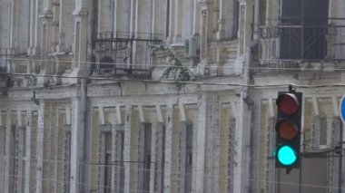 Trafik lambası otomobillerin hareketi düzenleyen ve Ukrayna, Kiev şehir yayalar Eylül yakınlaştırma ile 2018 etkisi