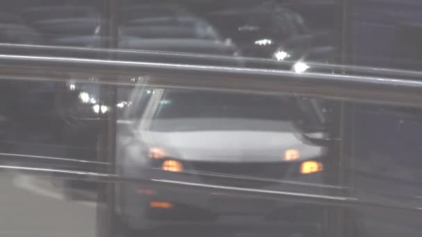 Отражение Стеклянном Окне Движения Автомобилей Городе Киеве Украина Сентябрь 2018 — стоковое видео