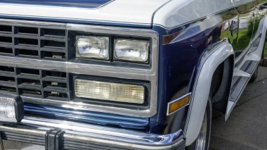 Far, ön ve eski retro araba radyatör mavi ve beyaz