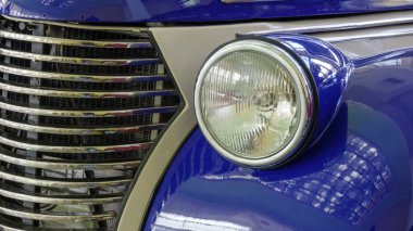 Far, ön ve eski retro araba radyatör mavidir