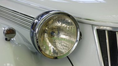 Far, ön ve eski retro araba radyatör beyaz