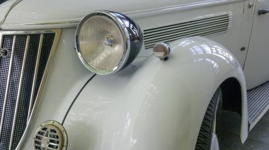 Far, ön ve eski retro araba radyatör beyaz