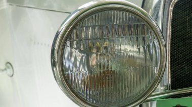 Far, ön ve eski retro araba radyatör beyaz