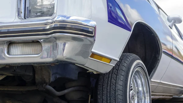 旧复古车的车头灯 车头和散热器都是白色和蓝色的 — 图库照片