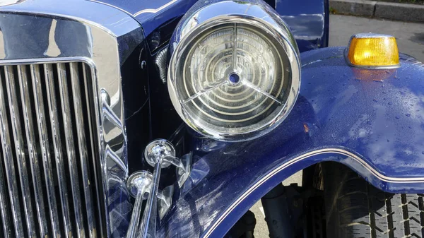 Scheinwerfer Front Und Kühler Des Alten Retro Autos Sind Blau — Stockfoto