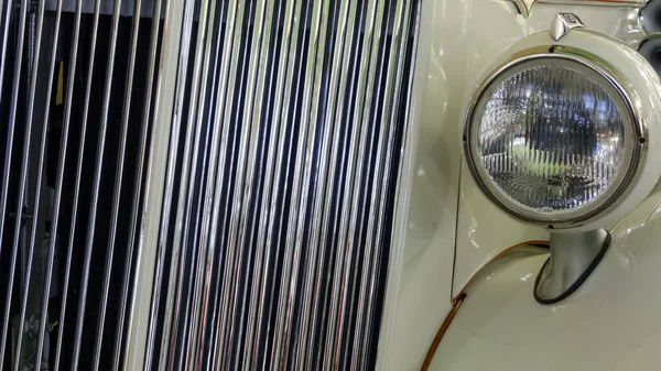 Scheinwerfer Front Und Kühler Des Alten Retro Autos Sind Weiß — Stockfoto