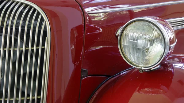 Scheinwerfer Front Und Kühler Des Alten Retro Autos Sind Rot — Stockfoto
