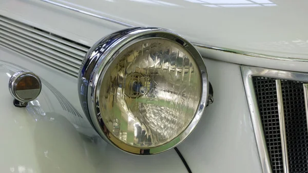 Far, ön ve eski retro araba radyatör beyaz