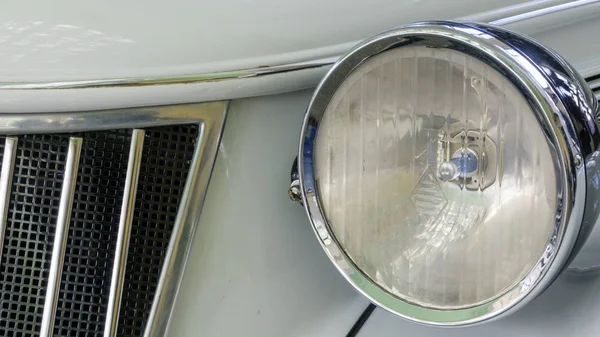 Far, ön ve eski retro araba radyatör beyaz