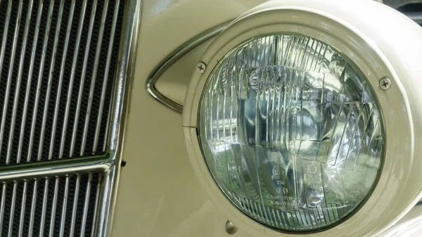 Koplamp Voorkant Radiator Van Oude Retro Auto Zijn Wit — Stockfoto