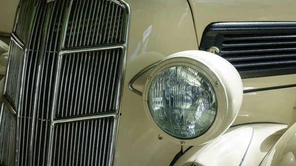 Farol Frente Radiador Antigo Carro Retro São Brancos — Fotografia de Stock