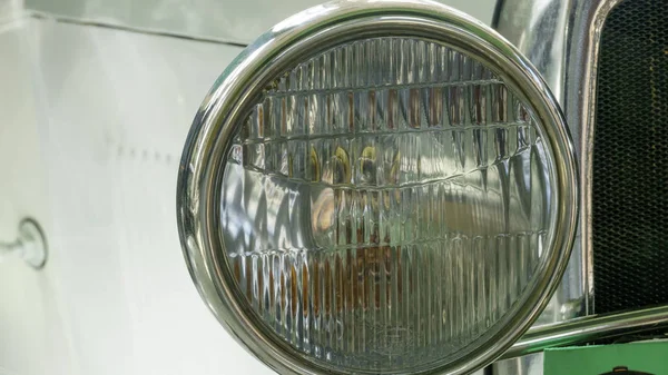 Far, ön ve eski retro araba radyatör beyaz