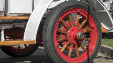 A tekerlek ile eski bir retro araba beyaz tahta tekerlek teli