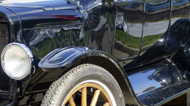 A tekerlek ile eski bir retro araba siyah ahşap tekerlek teli