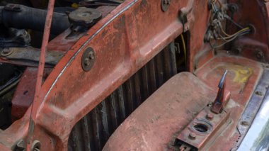 Motoru ve eski bir retro araba yardımcı malzemeleri