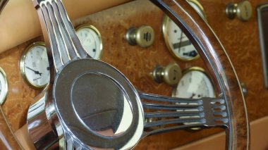 Direksiyon simidi ve retro aracın gösterge tablosu