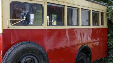 Kırmızı renk bir gövdesi ahşap unsurlar ile eski retro otobüs