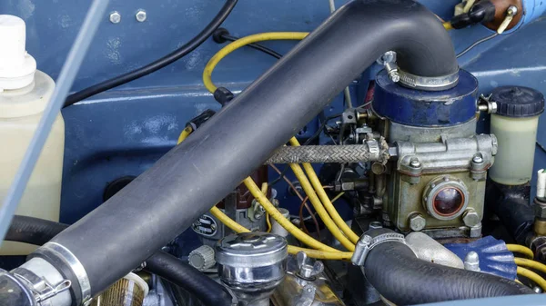 Motoru Eski Bir Retro Araba Yardımcı Malzemeleri — Stok fotoğraf