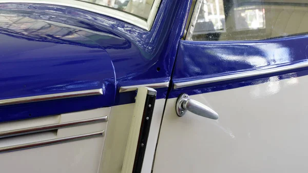 Uchwyt Samochodowy Drzwiach Stary Samochód Retro Jest Biały Niebieski — Zdjęcie stockowe