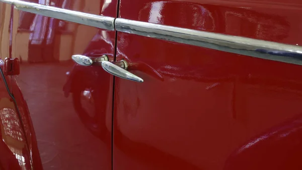 Uchwyt Samochodowy Drzwiach Stary Samochód Retro Jest Czerwony — Zdjęcie stockowe