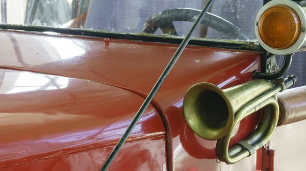 Eine Windschutzscheibe Für Das Soundsignal Eines Roten Retro Autos — Stockfoto