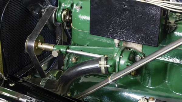 Κινητήρα Και Βοηθητικό Εξοπλισμό Του Ένα Παλιό Αυτοκίνητο Ρετρό — Φωτογραφία Αρχείου