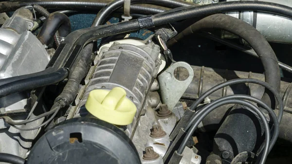 古いレトロな車のエンジン補助器具 — ストック写真