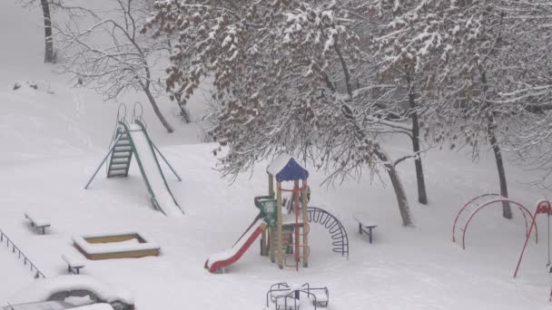 Vinter Videofilmer Morgon Snöfall Staden Trädgrenar Ligger Snö Mulet Väder — Stockvideo