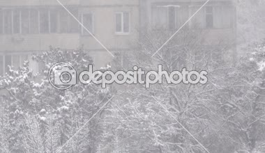 Kış video, sabah kar yağışı şehir, yakınlaştırma ve kamera hareketli etkisi ile bulutlu havalarda