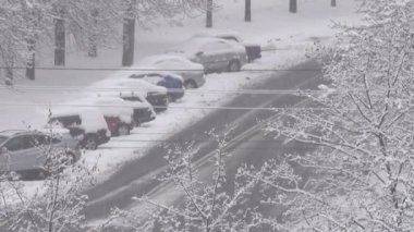 Kış video, sabah kar yağışı şehir, yakınlaştırma ve kamera hareketli etkisi ile bulutlu havalarda