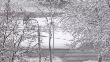 Kış video, sabah kar yağışı şehir, yakınlaştırma ve kamera hareketli etkisi ile bulutlu havalarda