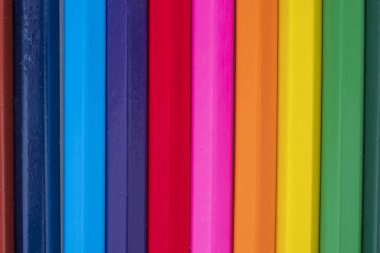 Çok renkli kayrak kalemler yakın çekim