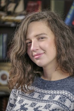 Yün kazak kitap rafı arka plan üzerinde çekici kız güzel