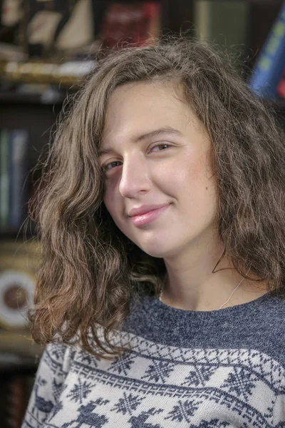 Yün kazak kitap rafı arka plan üzerinde çekici kız güzel